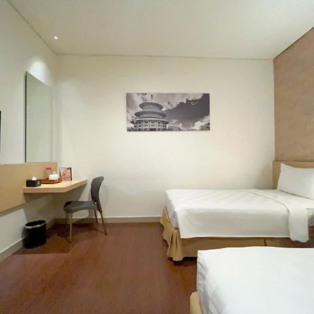 Hotel 88 Embong Malang Tunjungan Surabaya By Wh - Breakfast With The Best View On The Highest Floor And Strategic Location In The City Center Exterior photo