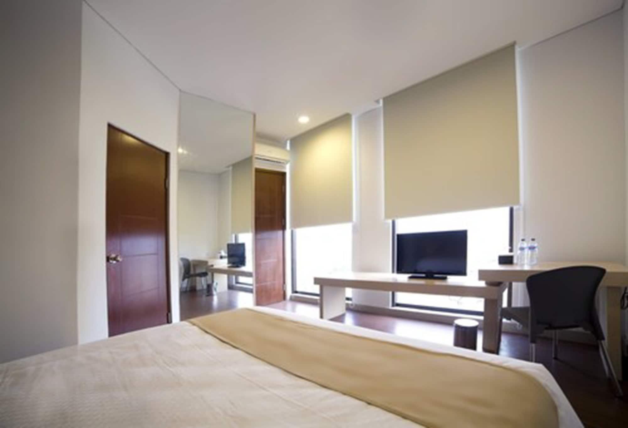 Hotel 88 Embong Malang Tunjungan Surabaya By Wh - Breakfast With The Best View On The Highest Floor And Strategic Location In The City Center Exterior photo