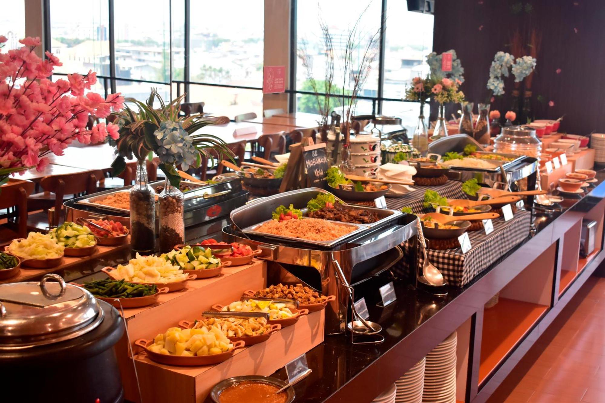 Hotel 88 Embong Malang Tunjungan Surabaya By Wh - Breakfast With The Best View On The Highest Floor And Strategic Location In The City Center Exterior photo