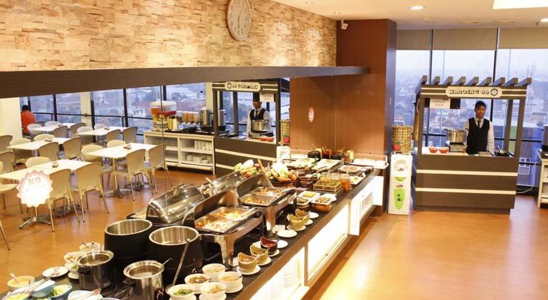 Hotel 88 Embong Malang Tunjungan Surabaya By Wh - Breakfast With The Best View On The Highest Floor And Strategic Location In The City Center Exterior photo